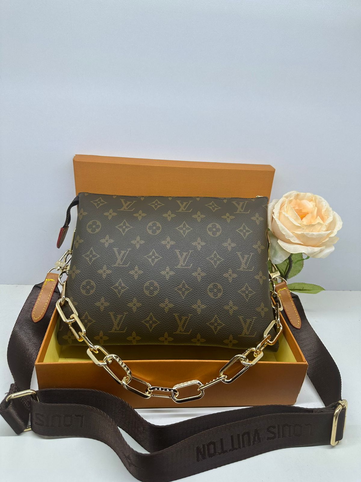 𝐋𝐕 Denim Crossbdy Bag With Chain