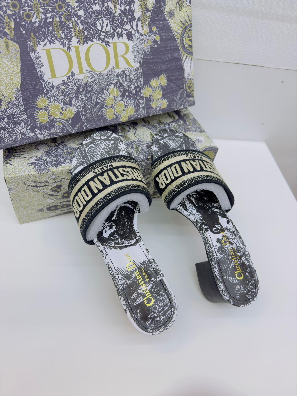 š.š Dway Embroidered Logo Semi Heel Sandals