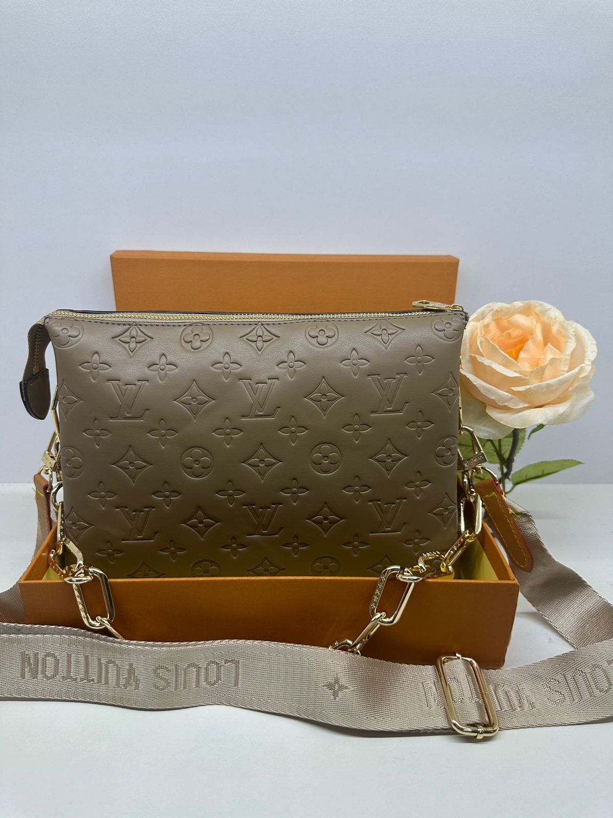 𝐋𝐕 Denim Crossbdy Bag With Chain